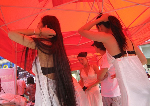 ������ץ��Ůģ�ǹ㳡�ݳ��ֳ�����ȫ��