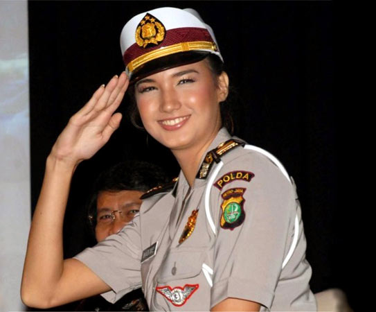 ��·��ʹ��������ɫ��Ů������ͼ��